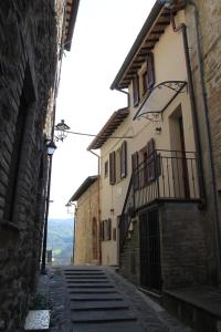 een steeg met een gebouw met een balkon erop bij SIDORO - Casa Vacanze Torre del Colle in Bevagna