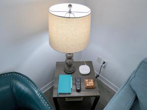 lampa na stole obok krzesła w obiekcie Saltaire Cottages w mieście Kitty Hawk Beach