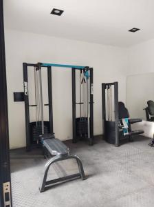 ein Fitnessstudio mit Spiegeln und einem Stuhl in einem Raum in der Unterkunft Apartamento estudio Flor de Lis in Salta + 62 Fotos