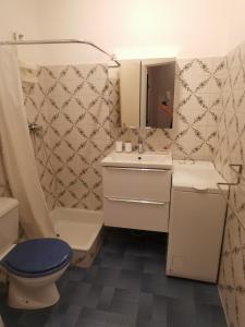 Ένα μπάνιο στο Appartement au calme (2 à 4 Pers.) avec Piscines + Parking
