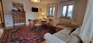 uma sala de estar com um sofá e uma mesa em ciao-aschau FeWo Wörndl em Aschau