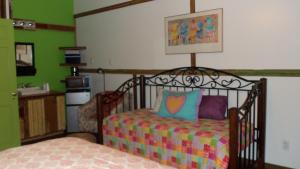 ein Schlafzimmer mit einem Bett mit bunten Kissen in der Unterkunft The Main Street Hotel in Yazoo City