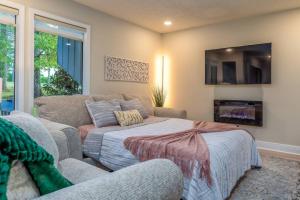 ダフネにあるBlue Albatross - Daphneのベッドとソファのあるリビングルーム