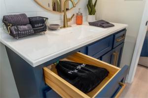 ダフネにあるBlue Albatross - Daphneのバスルーム(洗面台、引き出し付) +22枚の写真