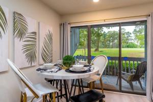 een eetkamer met een tafel en stoelen en een balkon bij Blue Albatross - Daphne in Daphne