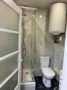 ein Badezimmer mit Toilette und Glasdusche in der Unterkunft Belle F2 centre ville Massy avec jardin in Massy