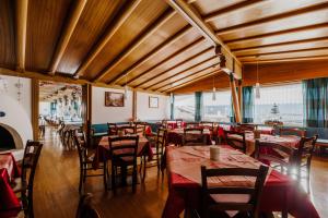 Reštaurácia alebo iné gastronomické zariadenie v ubytovaní Hotel Rosa Wellness & SPA