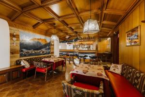 Reštaurácia alebo iné gastronomické zariadenie v ubytovaní Hotel Rosa Wellness & SPA