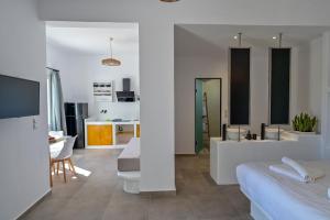 um quarto com uma cozinha e uma sala de estar em Oliva Naxos Apartments em Naxos Chora