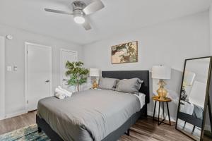 a bedroom with a bed and a ceiling fan at Evonify Stays - Hyde Park Apartments - UTEXAS in Austin