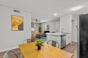 a kitchen and dining room with a wooden table and chairs at Evonify Stays - Hyde Park Apartments - UTEXAS in Austin