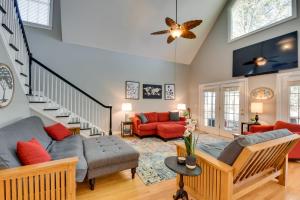 un soggiorno con divani e una scala di Lake Hartwell Vacation Rental with Boat Dock and Slip! a Fair Play