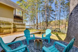 un gruppo di sedie seduti su un patio accanto a un albero di Lake Hartwell Vacation Rental with Boat Dock and Slip! a Fair Play
