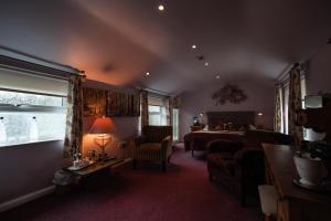 uma sala de estar com uma cama e um sofá em The Salty Monk Bed & Breakfast em Sidmouth