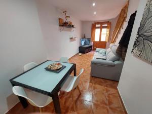 een woonkamer met een tafel en een bank bij apartamento Cambrils casco antiguo in Cambrils