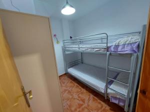 מיטה או מיטות קומותיים בחדר ב-apartamento Cambrils casco antiguo