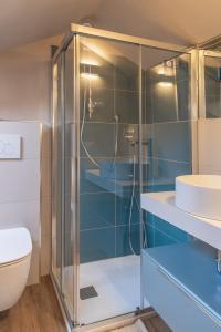 uma casa de banho com uma cabina de duche em vidro e um WC. em Chez Lulu. Bellissimo appartamento intero em Toirano