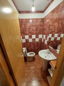 een badkamer met een toilet en een wastafel bij apartamento Cambrils casco antiguo in Cambrils