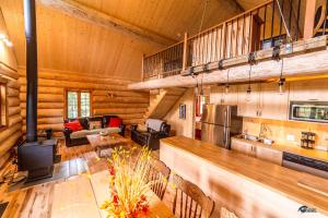 Η κουζίνα ή μικρή κουζίνα στο Chalet bois rond aux paysages uniques avec Spa !