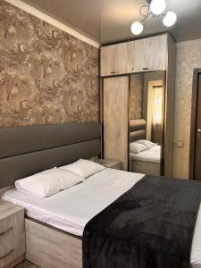 um quarto com uma cama grande e um espelho em Art Apart 1 em Yerevan
