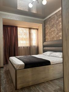 um quarto com uma cama grande em frente a uma janela em Art Apart 1 em Yerevan