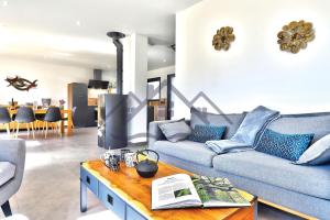 ein Wohnzimmer mit zwei Sofas und einem Couchtisch in der Unterkunft LocaLise - M68 - An Aod Melen - Maison neuve à 50m de la plage et à quelques pas du centre et des plages - Draps inclus - Wifi inclus in Le Guilvinec