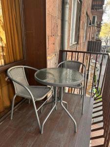 uma mesa e duas cadeiras numa varanda em Art Apart 1 em Yerevan