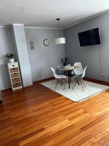 a dining room with a table and chairs at Apartament przy promenadzie Mikolajki. in Mikołajki