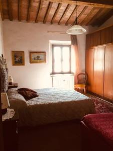 een slaapkamer met een groot bed en een raam bij Agriturismo Bethsaid in Fauglia