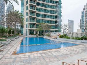 una piscina in una città con un edificio alto di The Lofts, Downtown Dubai - Bright One Bedroom a Dubai