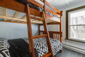 1 dormitorio con literas en una casa pequeña en Secluded Riverfront Bangor Home with Fire Pit! en Belvidere