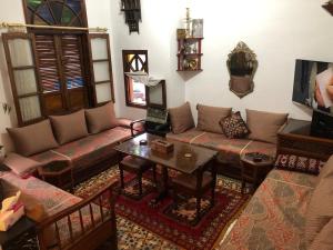 a living room with a couch and a table at Appartement meublé 5 personnes en plein centre ville in Rabat