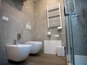 羅馬的住宿－Anastasio Vatican Rooms G H，浴室配有卫生间、盥洗盆和淋浴。