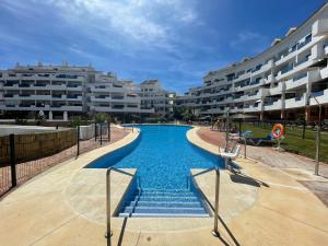 Bazén v ubytovaní Sea view apartment with great terrace and 4 pools - Duquesa Suites 308 alebo v jeho blízkosti