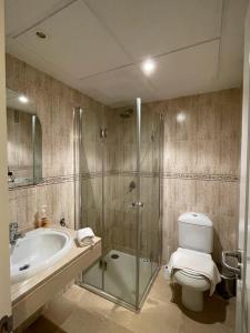 Kúpeľňa v ubytovaní Sea view apartment with great terrace and 4 pools - Duquesa Suites 308