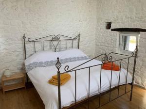 Postel nebo postele na pokoji v ubytování Stunning Barn conversion on a family run farm