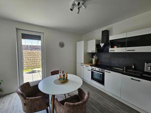 a kitchen with a table and chairs in a room at Ferienwohnung - Melina - in Winsen