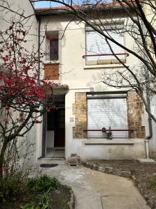 ein weißes Haus mit einem Fenster und einer Fensterbank in der Unterkunft Belle F2 centre ville Massy avec jardin in Massy + 11 Fotos