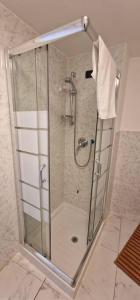 y baño con ducha y puerta de cristal. en Residence Jolly en Milán