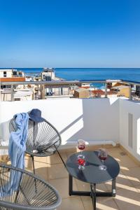 Imagen de la galería de -Superior Maisonette Jacuzzi & Private Parking - Koum Kapi Mare Seaside, en La Canea