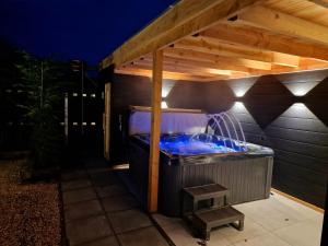 Gallery image ng De droom van Zeeland met jacuzzi & Finse sauna sa Sint Annaland
