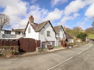 an old white house on the side of the road at Minffordd in Llangollen