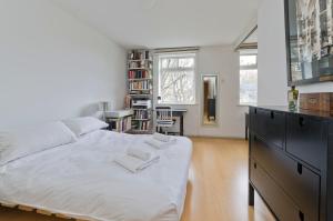 1 dormitorio con 1 cama con 2 toallas en Large one bedroom flat with balcony close to the City by UnderTheDoormat en Londres