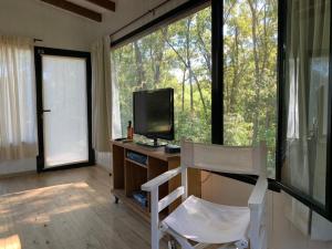 a room with a desk with a computer and a chair at Cabaña Los Lirios in Tigre