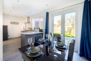 a kitchen and dining room with a table and chairs at Starview Apartment-Manchester Airport in Manchester