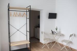 Habitación con puerta de cristal, mesa y sillas en U cuttigghiu en Catania