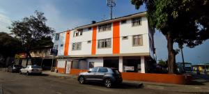 un coche gris estacionado frente a un edificio en Hotel el Prado, en Cali