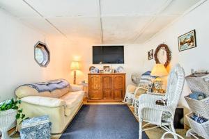 ein Wohnzimmer mit einem Sofa und Stühlen in der Unterkunft Hartford Cottage with Dock and Private BCH on Bear Pond in Hartford