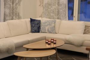 sala de estar con sofá blanco y mesa en Luxurious Villa Snow with Jacuzzi, en Rovaniemi