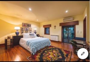 um quarto grande com uma cama e um tapete em Quinta das Fragas Casa 10 Pessoas em Baião